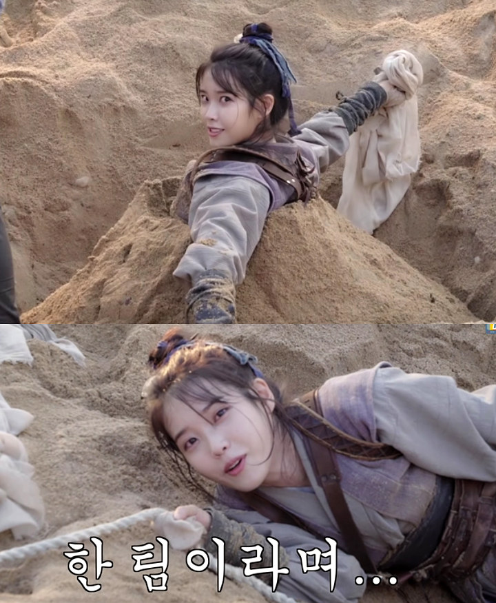 IU Ditertawakan Staf \'Hotel Del Luna\' Saat Kesulitan di Lokasi Syuting, Tingkahnya Malah Bikin Gemas