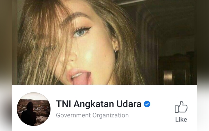 Akun Facebook TNI AU Pajang Foto Wanita Seksi Julurkan Lidah, Diretas?