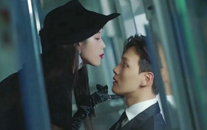 Adegan IU - Yeo Jin Goo Saling Pegang Pipi di Hotel Del Luna Kembali Dirilis, Fans Gagal Move On Adegan IU - Yeo Jin Goo Saling Pegang Pipi di Hotel Del Luna Kembali Dirilis, Fans Gagal Move On