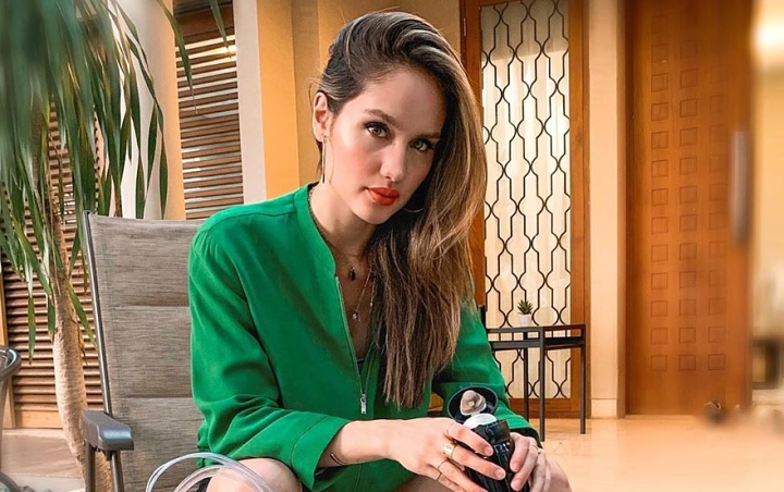 Baru-baru ini, Cinta Laura didapuk untuk mengisi sebuah acara yang di gelar di hotel mewah The Ritz-Carlton Jakarta. Ia sempat membagikan penampilan kecenya.