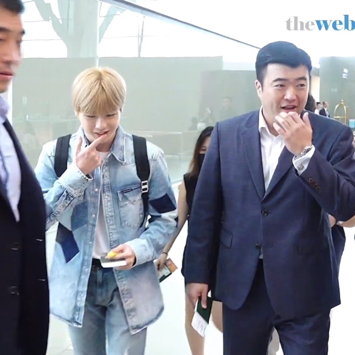 Kang Daniel Jadi Perbincangan Gara-Gara Berbagi Lip Balm dengan Bodyguard