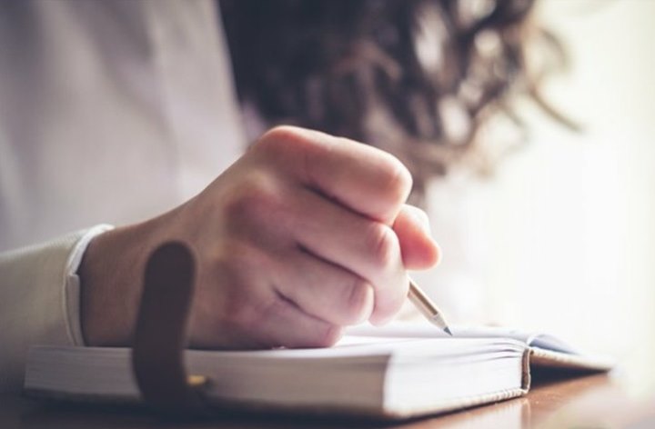 Sedang Bad Mood Dan Ingin Bercerita? Menulis Buku Harian Jawabannya!