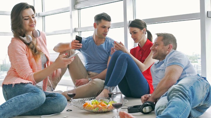 Bertemu Dengan Teman Atau Orang Tersayang Bisa Bantu Mood Naik