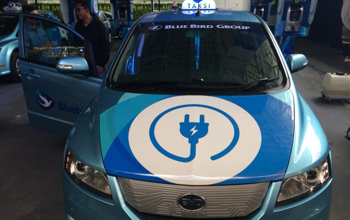 Gandeng Blue Bird, Kemenhub Wajibkan Pejabat Pakai Mobil Listrik Mulai 2020