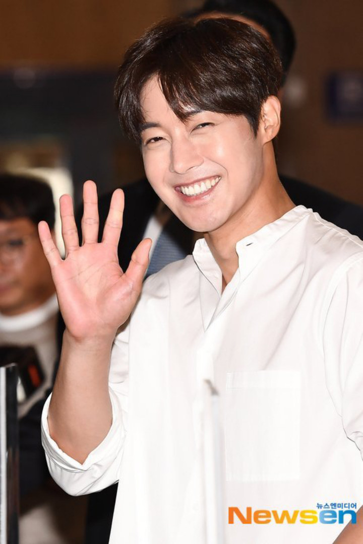 Kim Hyun Joong Disindir Tak Tahu Malu Usai Ceria Sapa Media di Bandara