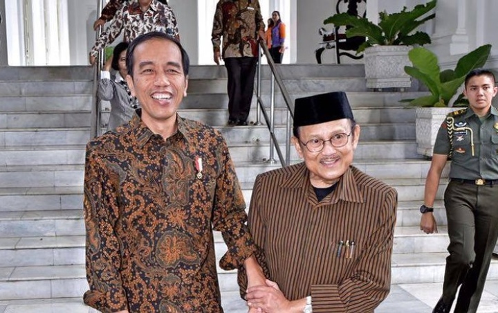 Wajah Jokowi Sembab Saat Jenazah BJ Habibie Diturunkan ke Liang Lahat