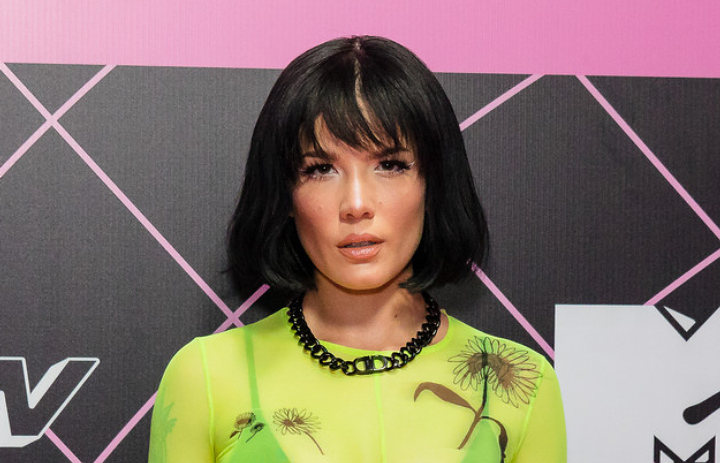 Halsey Pamer Tubuh Seksi Tanpa Pakai Dalaman di Red Carpet DKNY