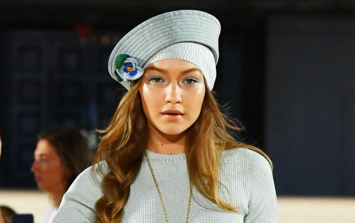 Gigi Hadid Nyeker di Catwalk New York Fashion Week, Curi Perhatian Sekaligus Bikin Kagum