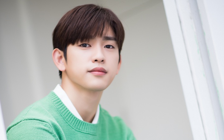 Jinyoung GOT7 Pamer Kumis Tipis di Liburan Chuseok Bikin Fans Lemas