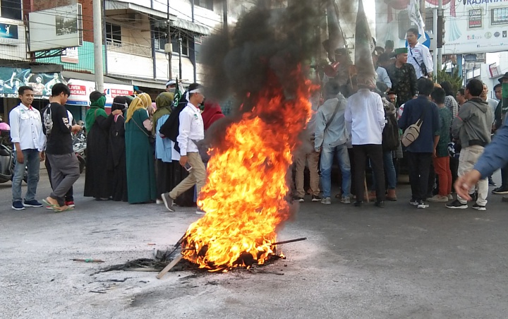 Dikepung Asap, Mahasiswa Demo Gubernur Riau Sambil Bakar Ban