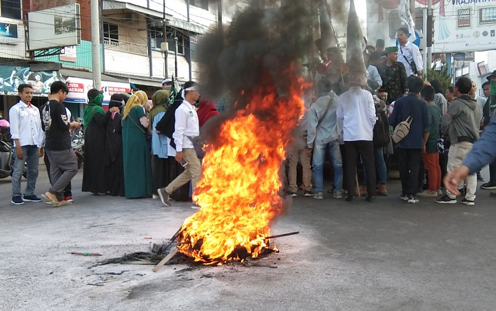 Riau Masih Dikepung Asap, Mahasiswa Gelar Aksi Demo Bakar Ban Bekas