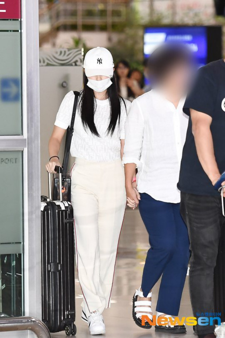 Mina Balik ke Korea Bareng Ibu Jelang Comeback Twice, Kedatangan di Bandara Jadi Sorotan