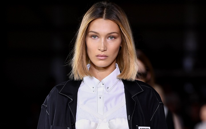 Bella Hadid Kedapatan Tak Pakai Bra Usai Tampil di London Fashion Week