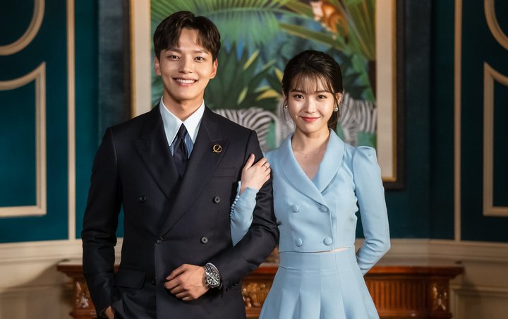 Tos Unik IU dan Yeo Jin Goo di Lokasi Syuting 'Hotel Del Luna' Jadi Perbincangan