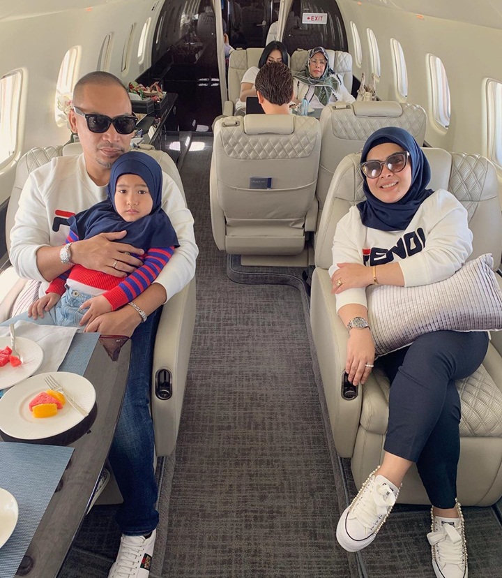 Adik Sekaligus Manajer Syahrini Santai Naik Jet Pribadi ke Singapura