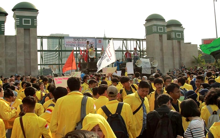 Tolak RUU KPK dan RKUHP, Mahasiswa 'Sita' Gedung DPR