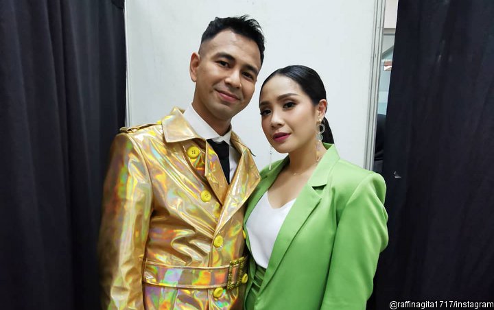 Momen Nagita Slavina Cium Suami Usai Menang di Selebrita Awards Malah Bikin Fans 'Emosi'