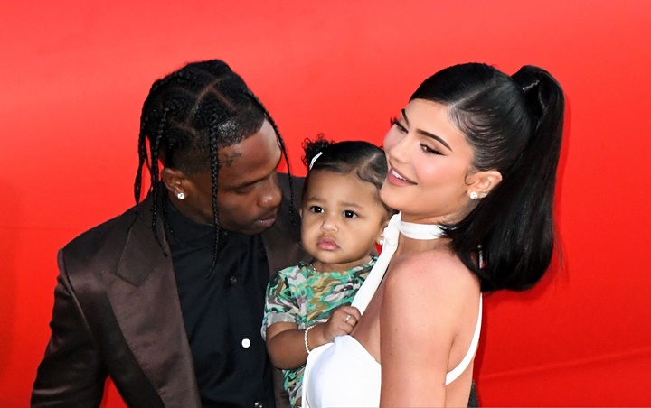 Kylie Jenner Bantah Isu Putus dari Travis Scott, Bagikan Foto Keluarga Bareng Stormi