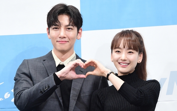 Ekspresi Gemes Ji Chang Wook Saat Pose Bareng Won Ji Ah di Jumpa Pers 'Melting Me Softly'