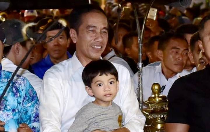 Pamerkan Aktivitas Santai Dengan Jan Ethes, Jokowi Banjir Kritik