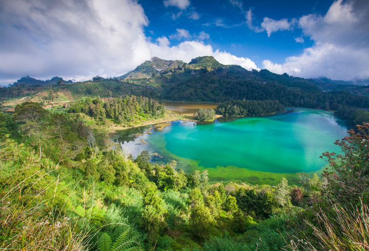 Nikmati Keindahan Telaga Warna yang Menyegarkan dari Atas Ketinggian
