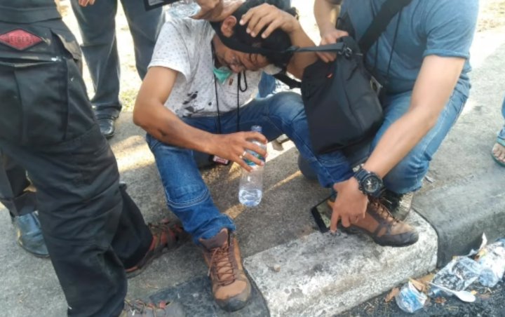 Viral Jurnalis Di Makassar Dihajar Oleh Aparat Kepolisian Saat Meliput Demo