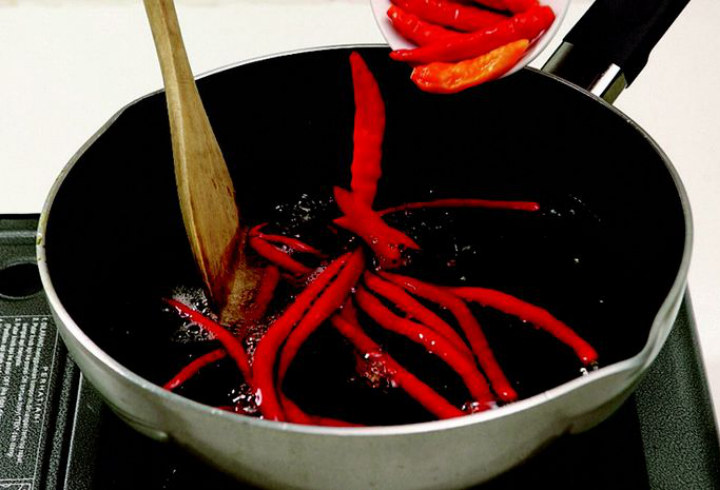 Goreng Atau Rebus Bahan-Bahan sebelum Dihaluskan Jadi Sambal