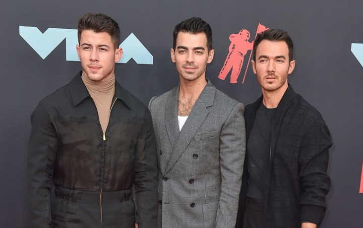 Akun Instagram Jonas Brothers Mendadak Unggah Foto-Foto Kocak Ini, Ternyata Gara-Gara Diretas