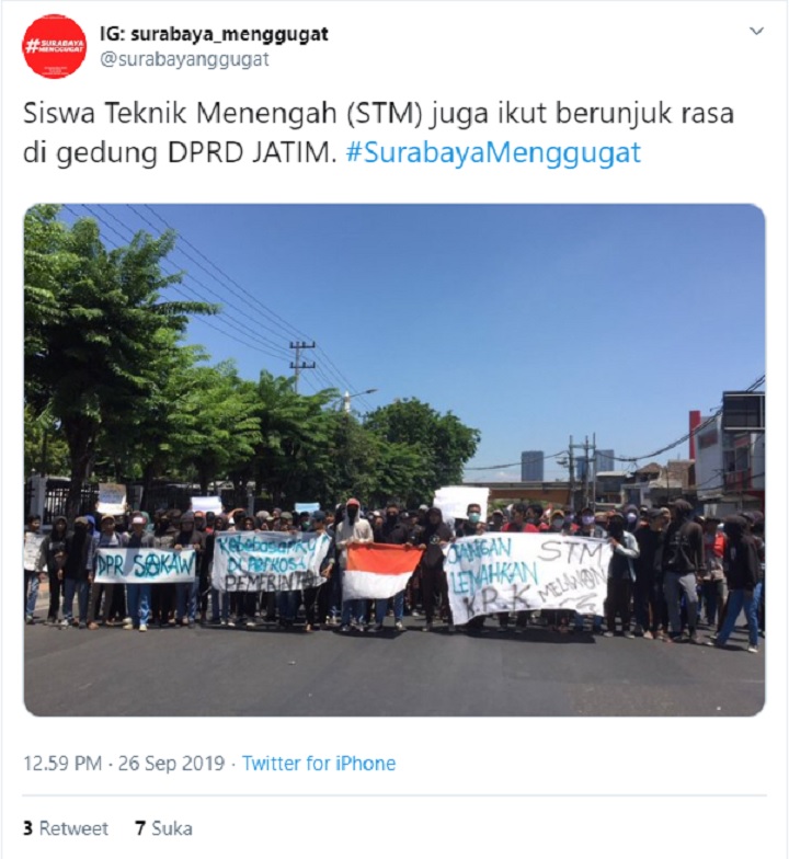 Aksi #SurabayaMenggugat Dimulai, \'Mars Mahasiswa\' Berkumandang Kencang