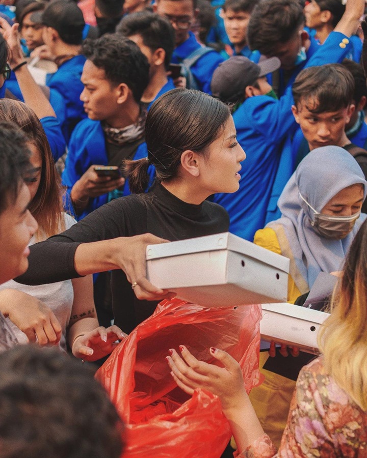Terjun Langsung Bagikan 3000 Nasi ke Mahasiswa yang Demo