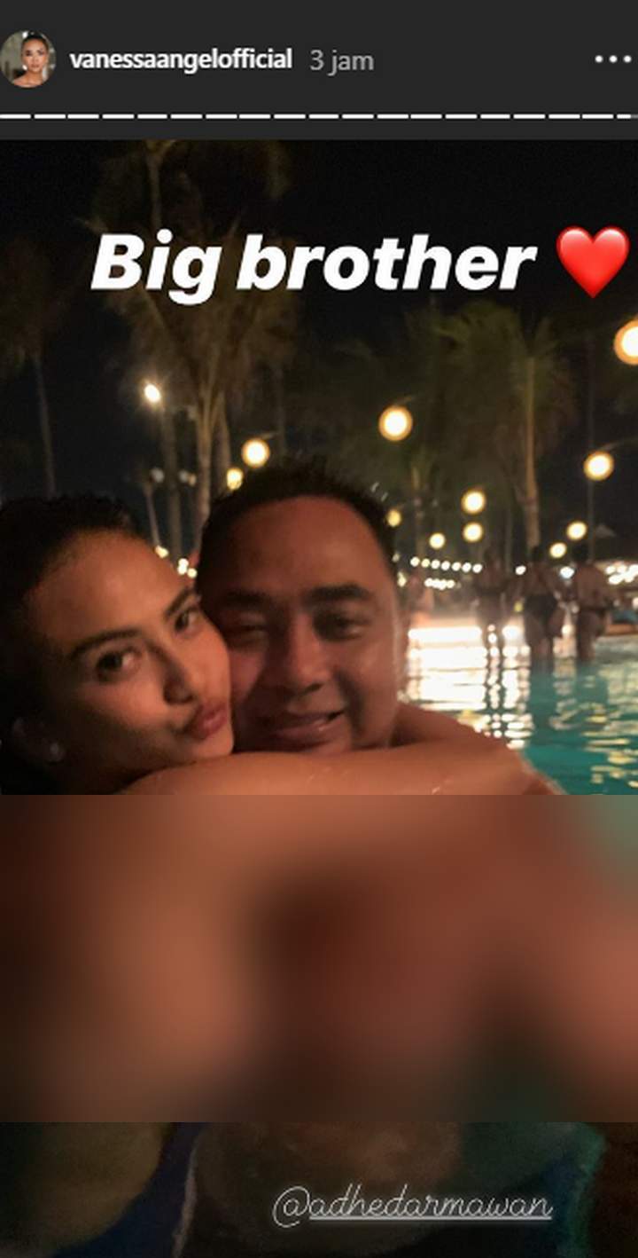 Vanessa Angel Berbikini Peluk Pria