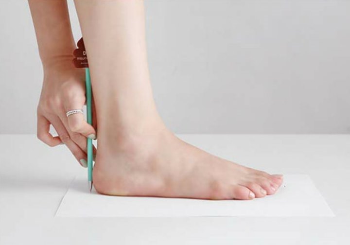 Gambar Jejak Kaki Pada Kertas Untuk Menentukan Ukuran