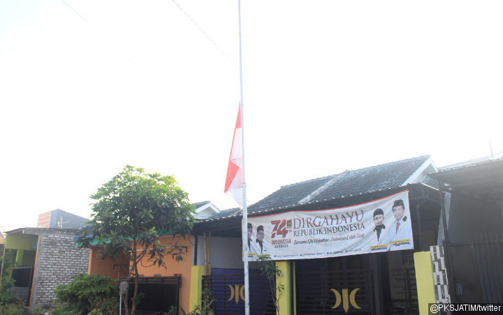 Peringati G30S/PKI, PKS Jatim Kibarkan Bendera Setengah Tiang