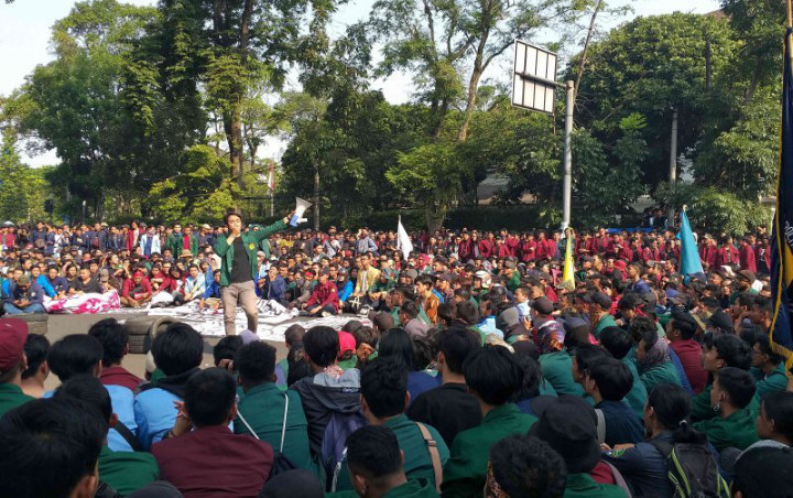 Demo Mahasiswa Ricuh Di Bandung Sebabkan 433 Dievakuasi dan 38 Dirujuk Ke RS