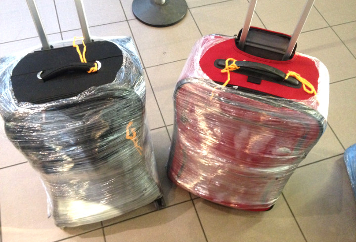 Lapisi Koper Dengan Plastic Warp Agar Tidak Mudah Dibuka Orang Asing