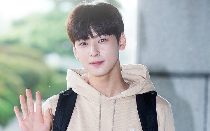 Nostalgia 'Rookie Historian Goo Hae Ryung', Cha Eunwoo Bikin Gemas Pamer Foto Pakai Mahkota Bunga