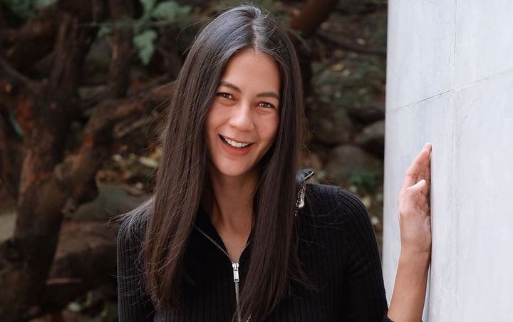 Paula Verhoeven Kaget Lihat Sepatu Sandal Branded Miliknya 'Mangap