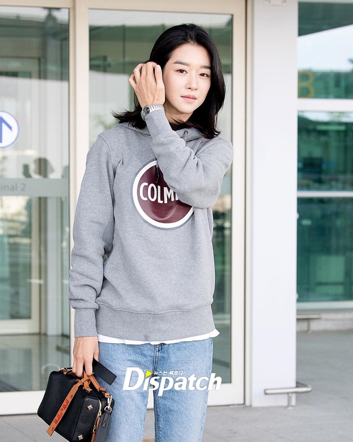 Seo Ye Ji Tampil Cantik di Bandara, Otot Tangan Kekar Jadi Sorotan