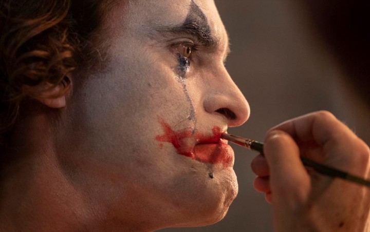 Joaquin Phoenix Ternyata Belajar Pakai Make Up Demi 'Joker'