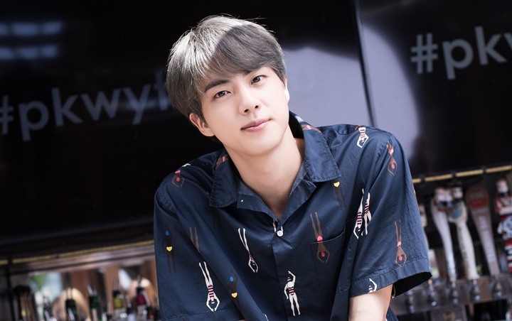 Jin BTS Rilis Vlog Mancing Bareng Suga, Wajah Tanpa Make Up Kejutkan Netizen