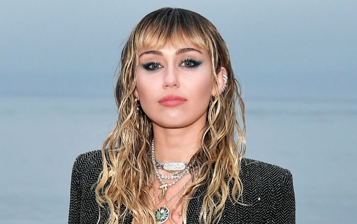Miley Cyrus Masuk Rumah Sakit Akibat Tonsillitis