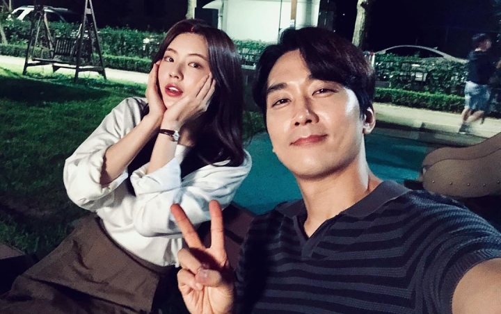 Song Seung Heon - Lee Sun Bin Dipuji Serasi Usai Pose Keren di Lokasi 'The Great Show'