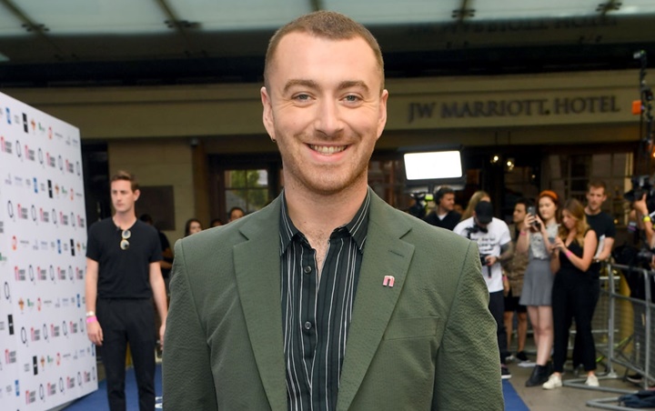 Sam Smith Nekat Pakai Makeup dan Baju Wanita di Acara Award, Intip Fotonya Berikut Ini