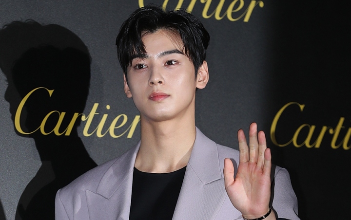 Aktor Ganteng Ini Dibilang Cha Eunwoo Versi Om-Om Saking Miripnya