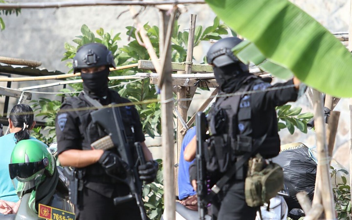 Segrup WhatsApp Dengan Penusuk Wiranto, Densus 88 Tangkap Terduga Teroris Di Indramayu