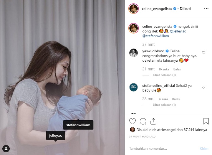 Celine Gendong Bayinya Yang Baru Lahir