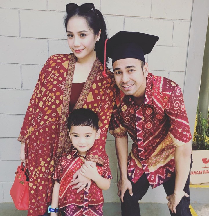 Serasi Pakai Batik Saat Hadiri Wisuda Play Group Rafathar