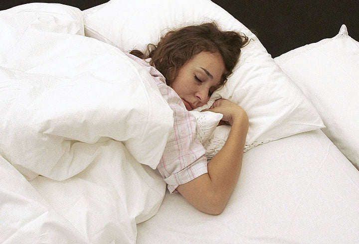 Tidur Malam yang Cukup Adalah Salah Satu Kunci Membuat Wajah Selalu Terlihat Segar