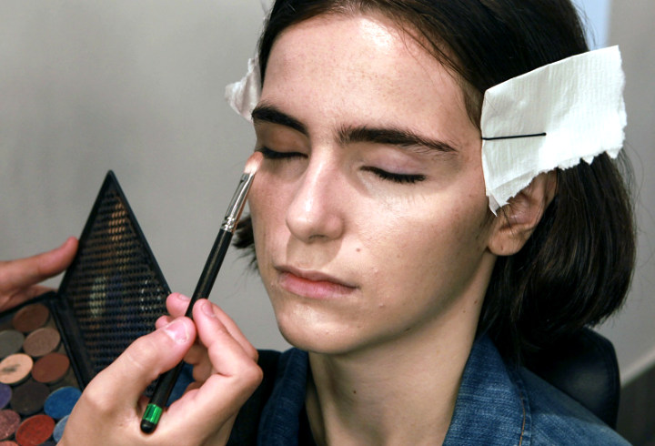 Perhatikan dengan Baik Makeup yang Kamu Gunakan Jika Ingin Wajah Terlihat Segar