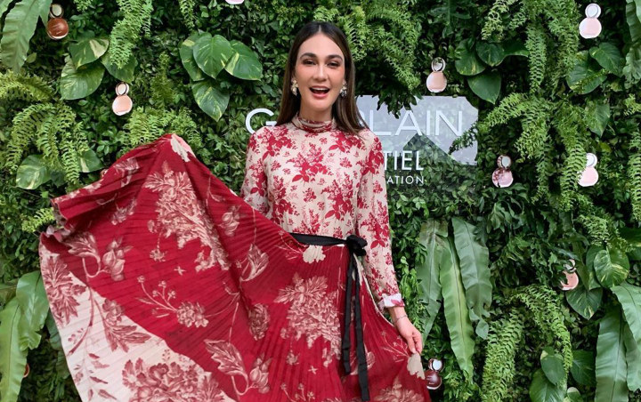 Luna Maya Pamer Kaki Indah Ngode Dilamar, Pemberi Bunga 'R' Ternyata Pria Jepang Kawan Reino?